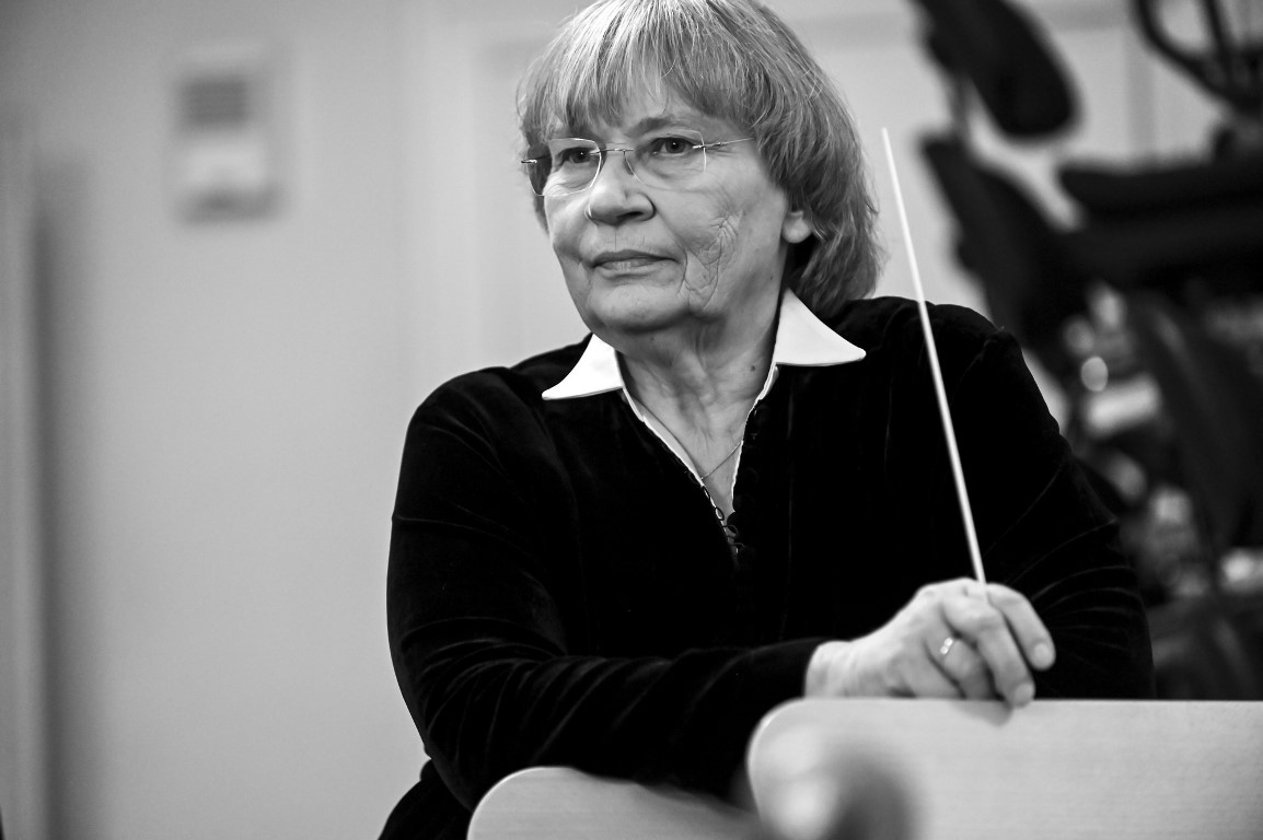 Black and white photo of Agnieszka Duczmal with a baton in her hand. - grafika artykułu