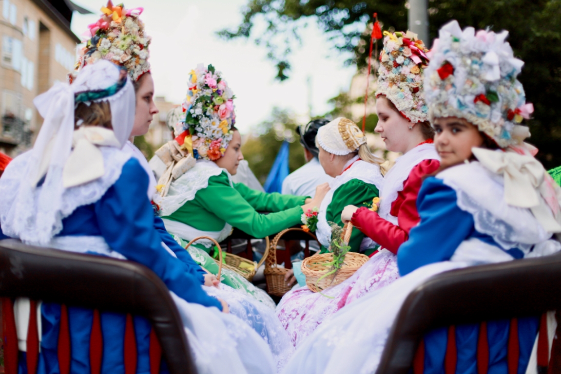 Photo af a few women in traditional national costumes with decorative headgears - grafika artykułu