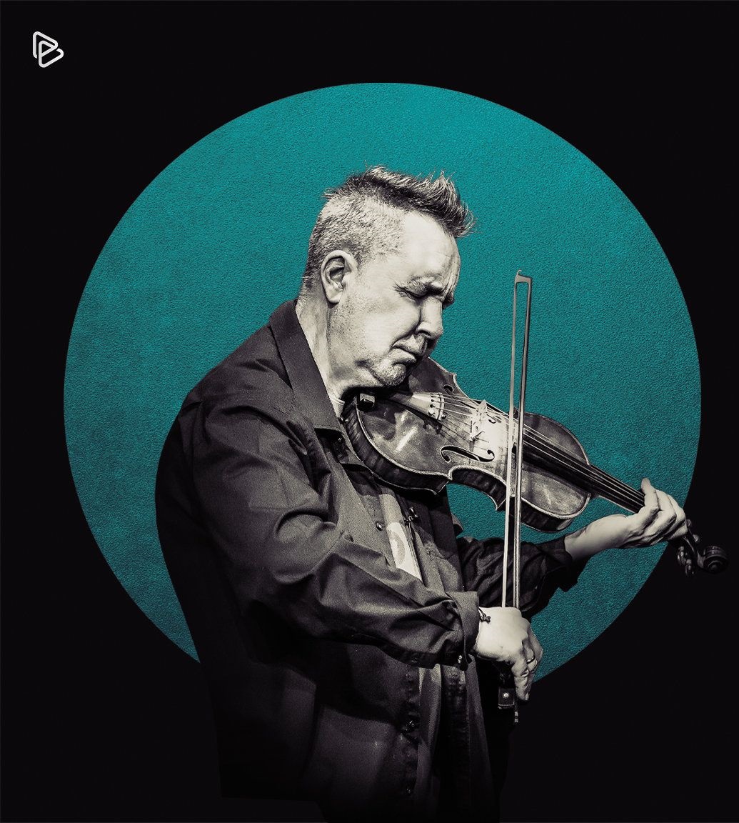 Photo of Nigel Kennedy playing the violin. The photo is in a green circle and the circle is on black background. - grafika artykułu