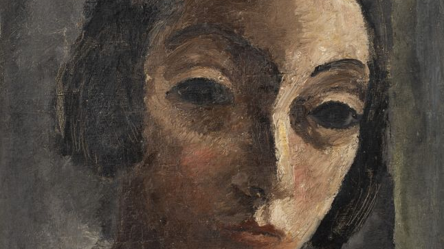 Utrzymany w mrocznych barwach portret kobiety o dużych, czarnych oczach.