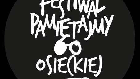 Plakat w czarnym okręgu, w którym białymi, grubymi literami napisano "Festiwal Pamiętajmy o Osieckiej".