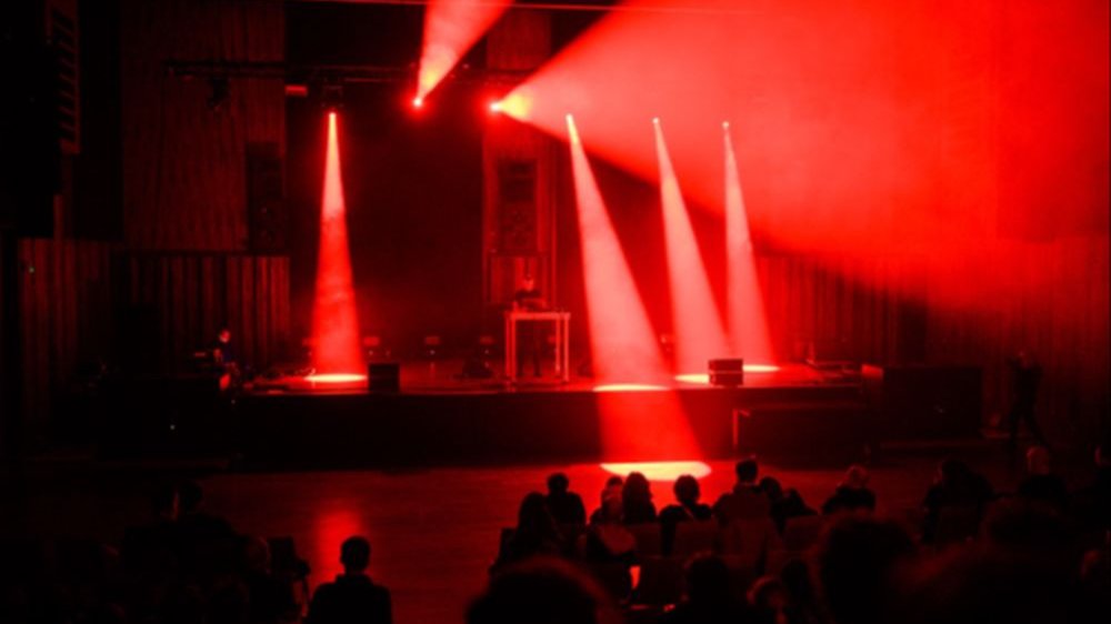 Sala Wielka Zamku skąpana w czerwonym świetle podczas koncertu.