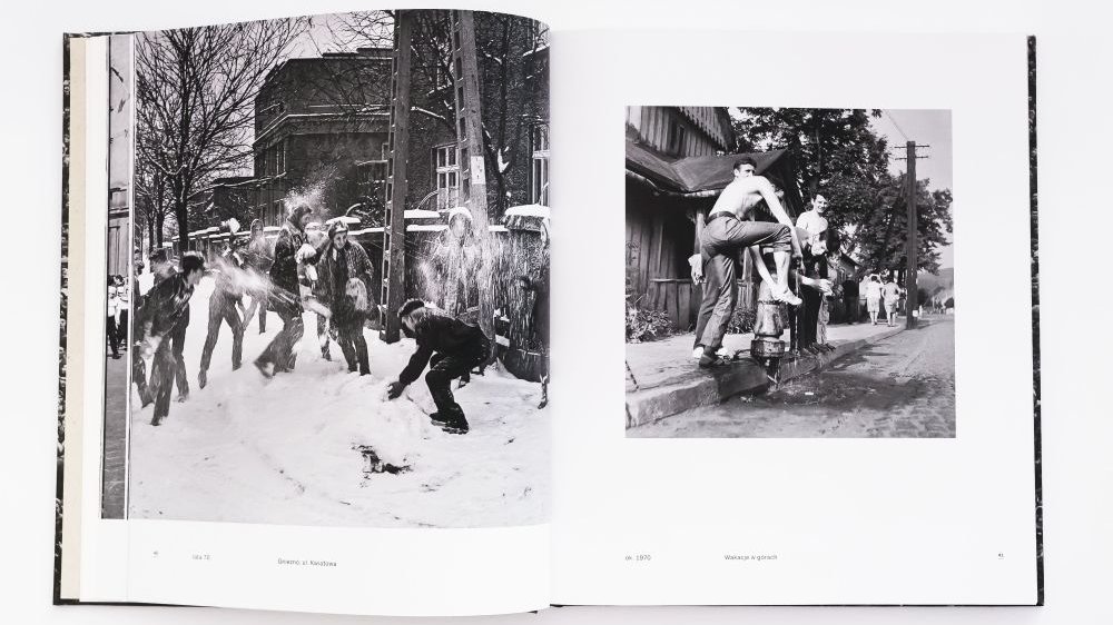 Rozkładówka albumu fotograficznego. Po lewej fotografia ludzi rzucających się śnieżkami, po prawej - myjących się pod hydrantem.