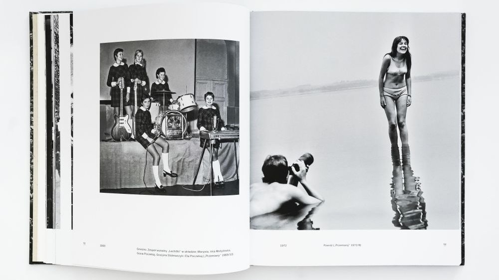 Rozkładówka albumu fotograficznego. Po lewej pozujący na scenie zespół żeński z instrumentami, po prawej kobieta w wodzie i fotografujący ją mężczyzna.
