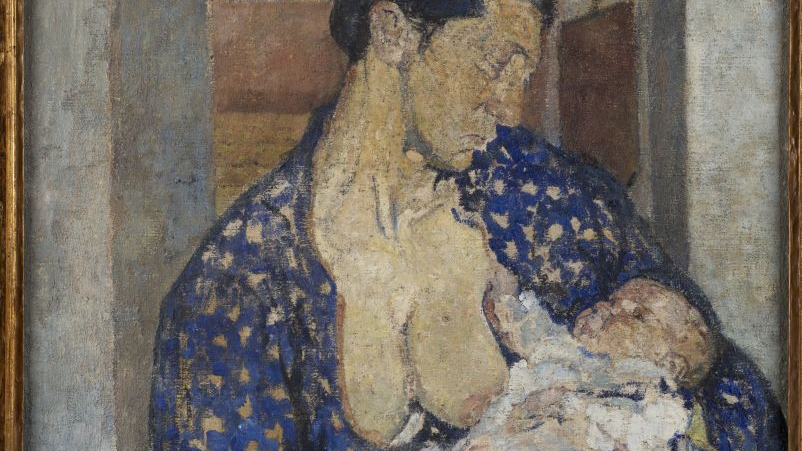 Portret kobiety w niebieskiej bluzce karmiącej niemowlę piersią.