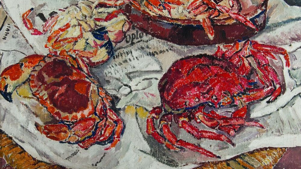 Olejny obraz przedstawiający stół z miską i krabami leżącymi na płachcie gazety.