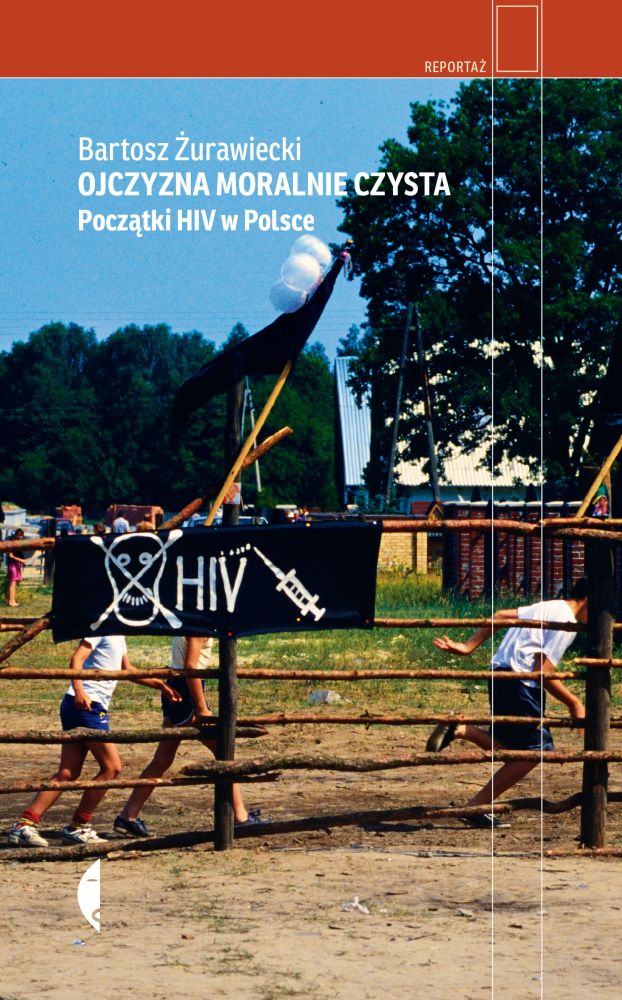 Okładka, na której widać chłopców grających bestrosko w piłkę, na płocie wisi czarny plakat z napisem "HIV" oraz narysowaną czaszką i strzykawką. - grafika artykułu