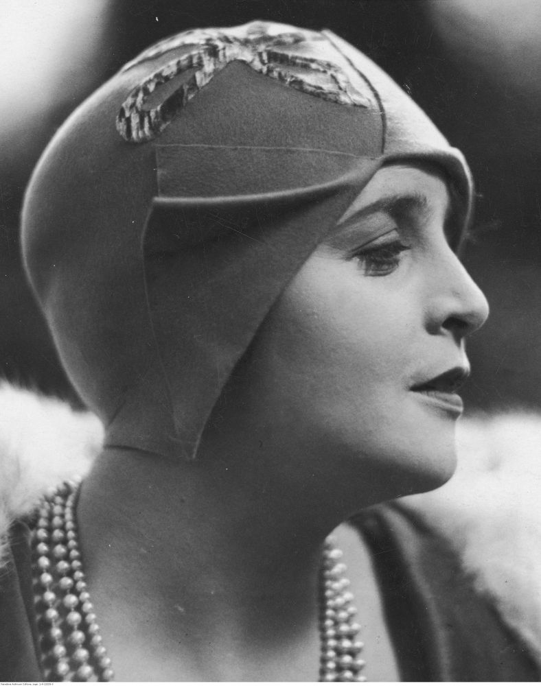 Profilowy portret kobiety. Na głowie ma charakterystyczny kapelusz z lat 20. XX wieku. - grafika artykułu