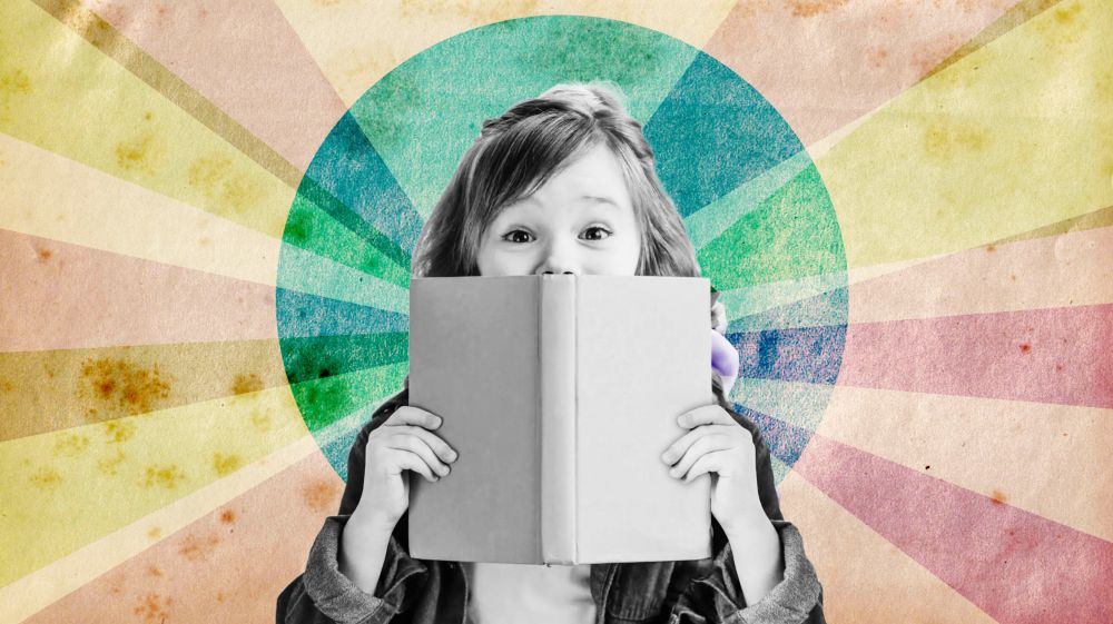 Czarno-biała postać dziewczynki zasłaniającej twarz książką na tle kolorowego koła i wychodzących z jego środka promieni. - grafika artykułu