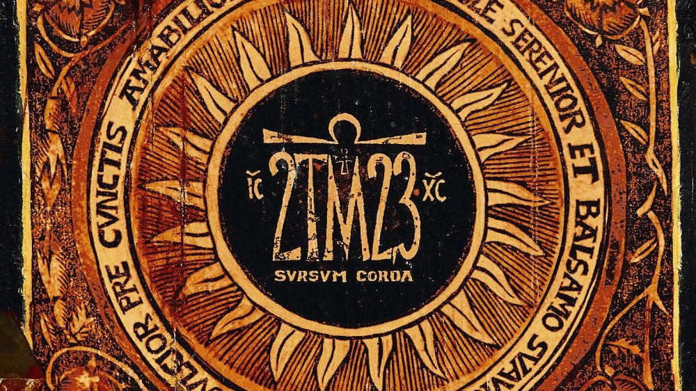 Utrzymana w brązowo-czarnych kolorach i rzymskiej stylistyce okładka płyty z dominującym symbolem słońca i nazwą zespołu w centralnym punkcie.
